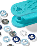 Pack de 21 botones de presión y la herramienta para ponerlos, en dos tonos de azul y blanco