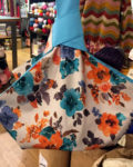 Bolsa portatartas de loneta con motivos florales y algodon azul, hecha a mano por CraftyLu