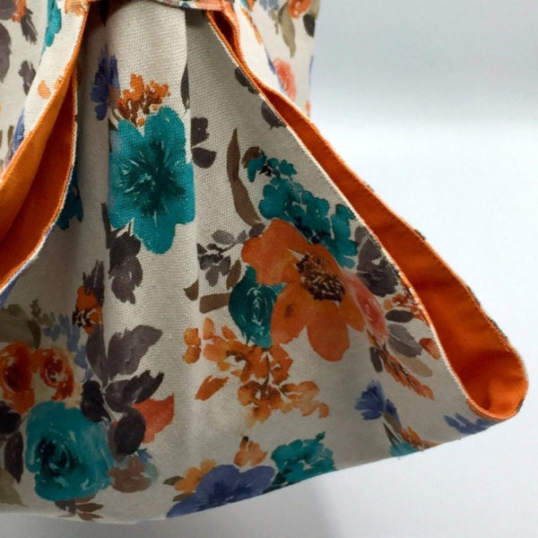 Bolsa portatartas de loneta con motivos florales y algodon naranja, hecha a mano por CraftyLu